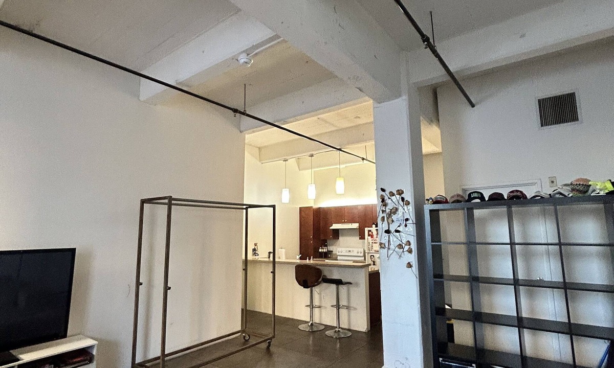 Downtown Los Angeles Apartment | Private Loft in DTLA gym/pool