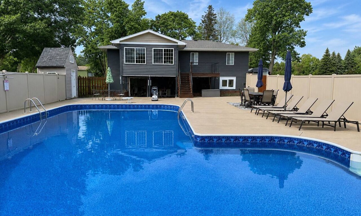 East Bethel House | Private Pool Retreat, Sleeps 8, Game Room