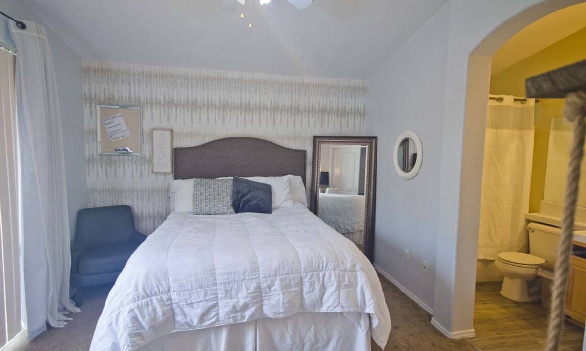 Greenacres House | Private Suite with private entrance in quite SW area pets ok!