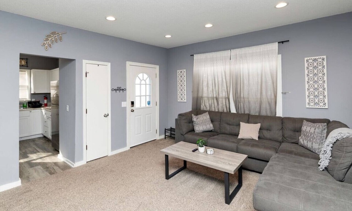 Des Moines House | Quaint & Comfy 3 Bedroom - 3min to Downtown!