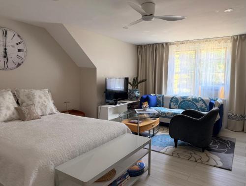 Osterville Apartment | Quiet 2BR Retreat - In-Unit WD - Free Beach Pass