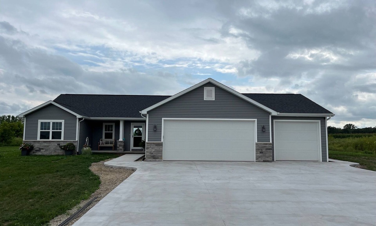 Omro House | Quiet and Relaxing EAA Home for Rent. 11.5 Miles from Airport.