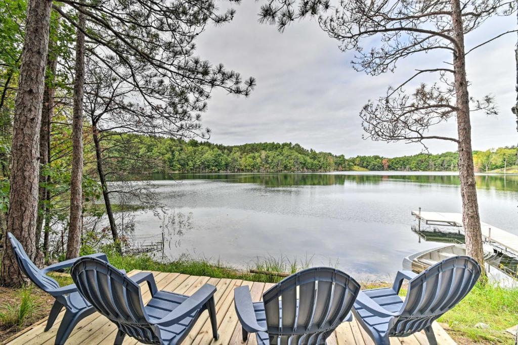 Wautoma House | Quiet Retreat on Lake w/Kayaks, Boats + Bikes!