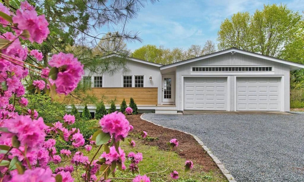 Tiverton House | Quiet Wooded Acre in Tiverton Near the Beach, 2 Decks, Big Yard & Great Kitchen