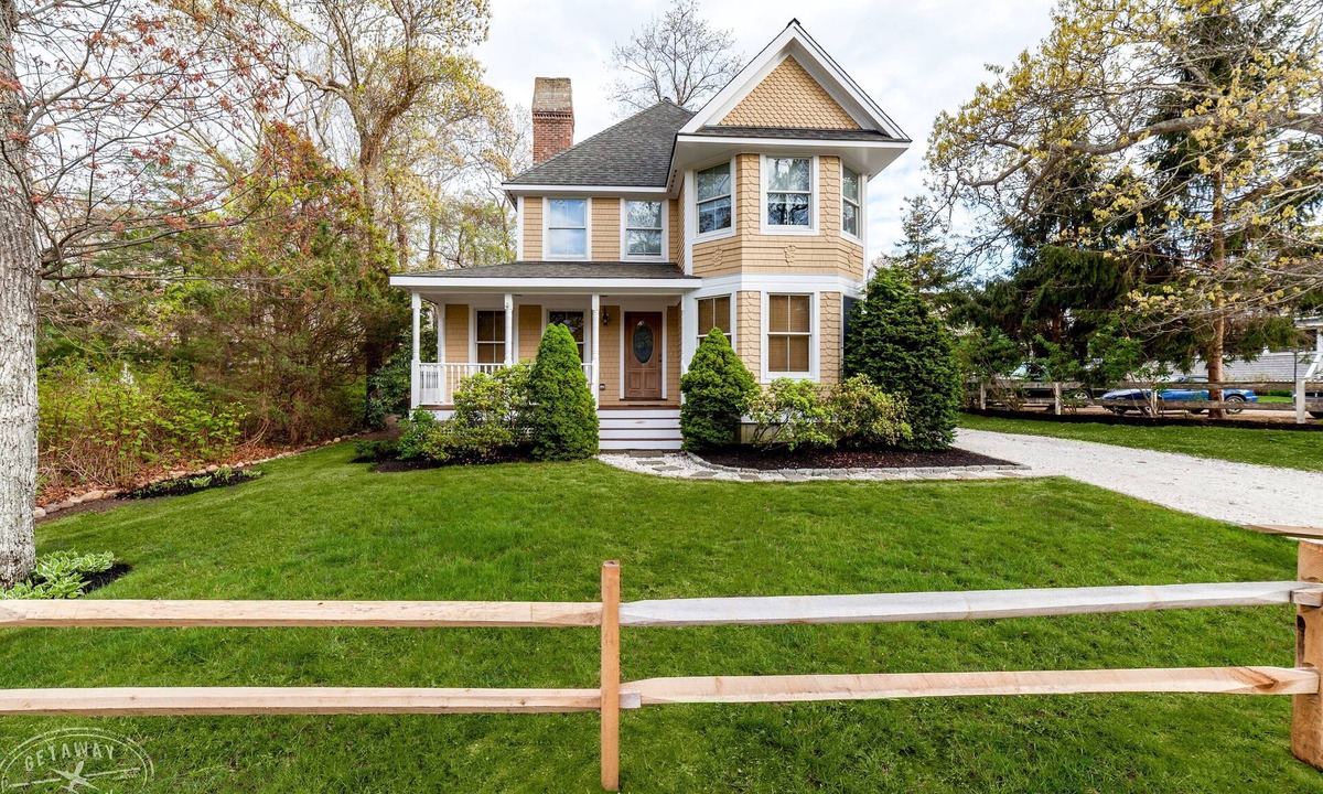 East Chop House | Quintessential MV home near Oak Bluffs, beach & harbor