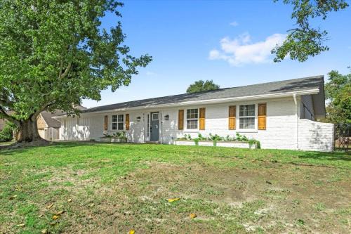 Gulfport House | Ranch Home Gem 5BR Home Sleeps 12 with Game Room
