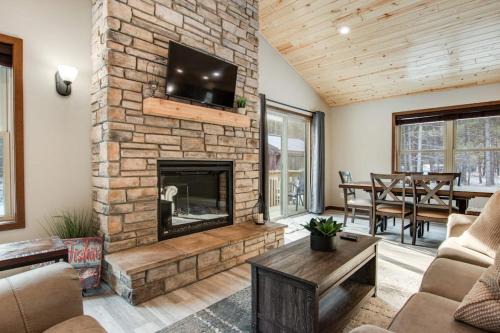 Arkdale House | Red Pine Cabin