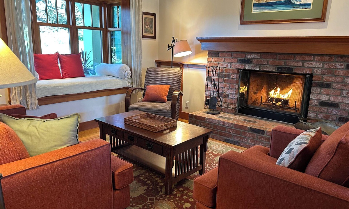 Santa Barbara House | Regal Craftsman, Quiet, Workable, Family Friendly, Walk to Coffee/Dining