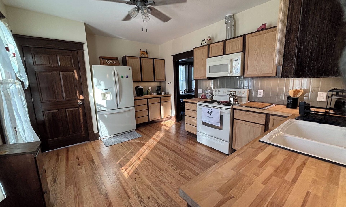 Horicon House | Relax in Classic Style! 3 BR 2 Bath Near the River, Marsh, w/Game Room & More!