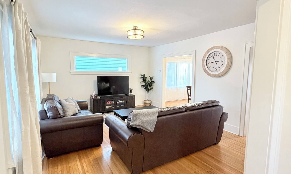 Kutzky Park House | Relax & Recharge - 3 BR w/Garage, only 3 blocks from Mayo Campus!