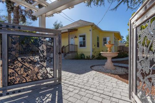 Graton House | Relaxing 3BR Home with Vineyard View Rooftop Deck and Game Room