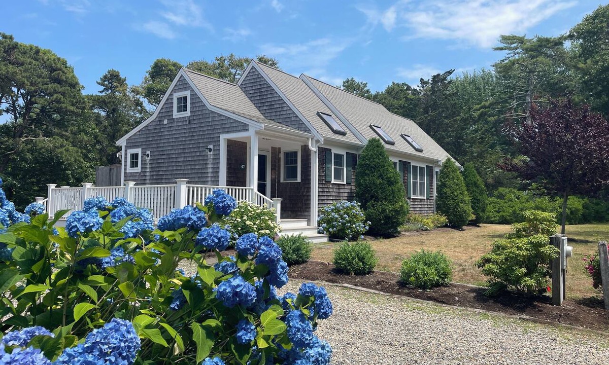 South Chatham House | Relaxing Cape Escape Family Retreat Walk to Beach 6 beds Sleeps 8