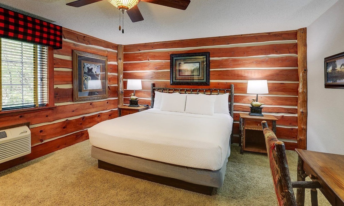 Johnston Hotel | Relaxing Johnston Stay | Shop& Dine | 4.3 mi to Merle Hay Mall