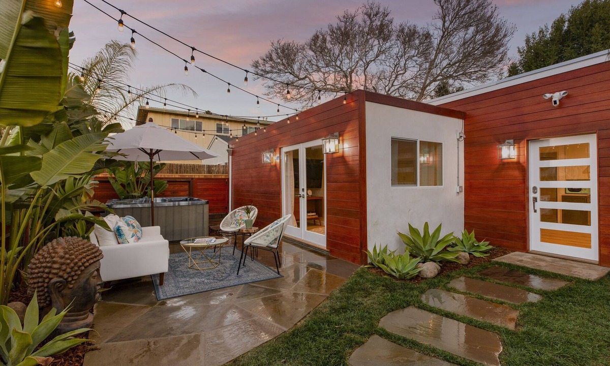 East Mesa House | Remodeled Beach House with Spa and Sauna 2 Blocks from Ocean Pet Friendly