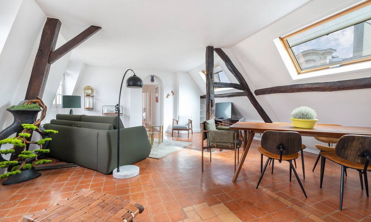 Marais Apartment | Renaissance, 2BR/1BA, 5 people
