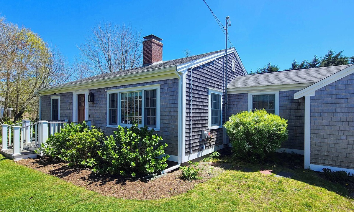Eastham House | Renovated 2BD-Central Air, Deck, Enclosed Outdoor Shower, Close to Great Pond & Bike Trail