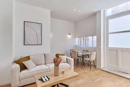 Amerique Apartment | Residence with AC apartments Buttes Chaumont Park