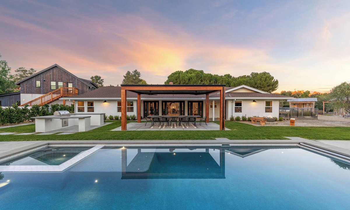 Los Olivos House | Retreat - sleeps 6 with Pool & Spa! 1 Mile to L.O.
