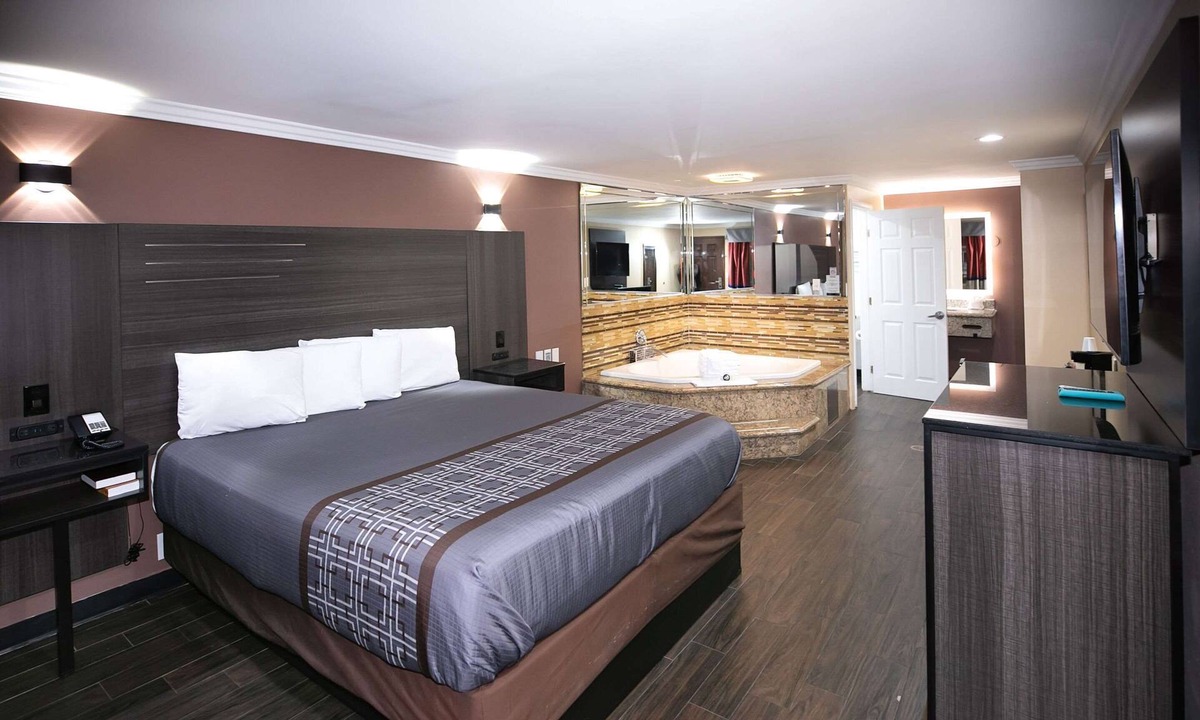 Bellflower Hotel | Rodeway Inn & Suites Bellflower