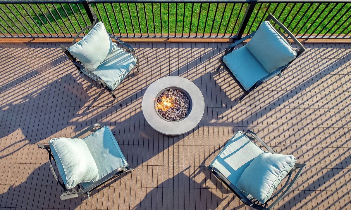 Prescott Condo | Rooftop & Game Room | Patio | Fireplace