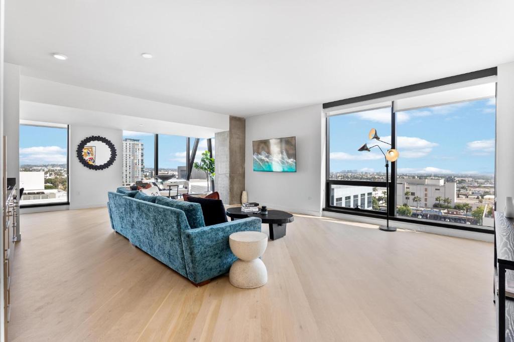 Hollywood Apartment | Rooftop Pool Modern 2BR, 2BA - Panoramic Hollywood views