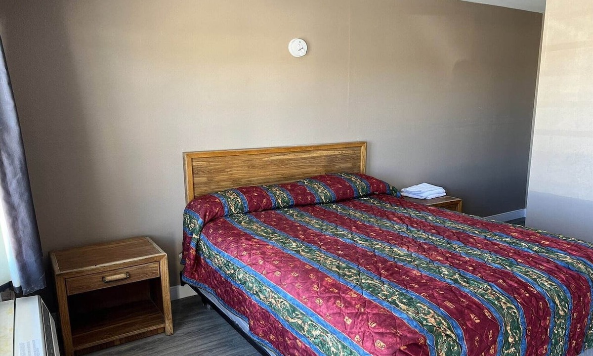 Rosamond Hotel | Rosamond, CA | Full Bed