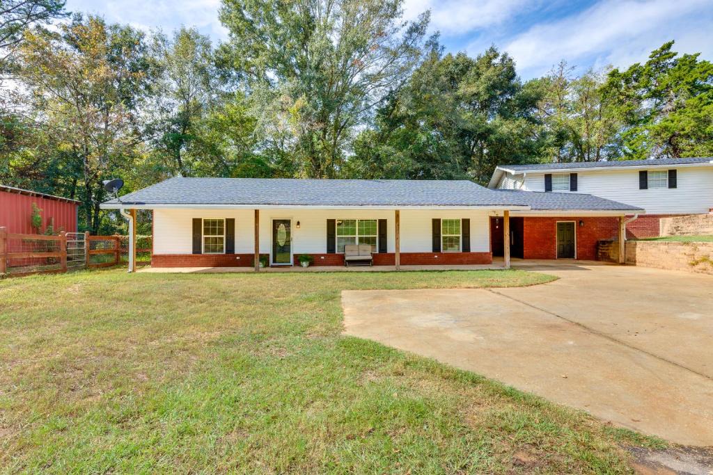 Walker Springs House | Rural Retreat w/Covered Porch Near Jackson
