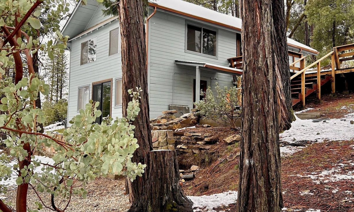Oakhurst Cabin | Rustic 1961 Cabin by Yosemite with private access to Lewis Creek Waterfall Trail