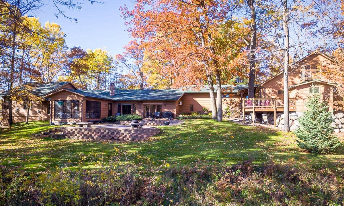 Lake Shore House | Rustic Rambler that has privacy with Over 400 Feet Of Lake Shore On Gull Chain