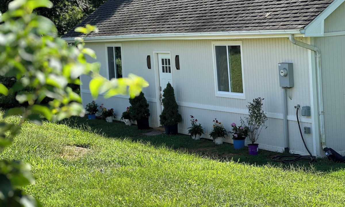 Lovettsville Cottage | Rustically elegant cottage on a bucolic horse farm wine country