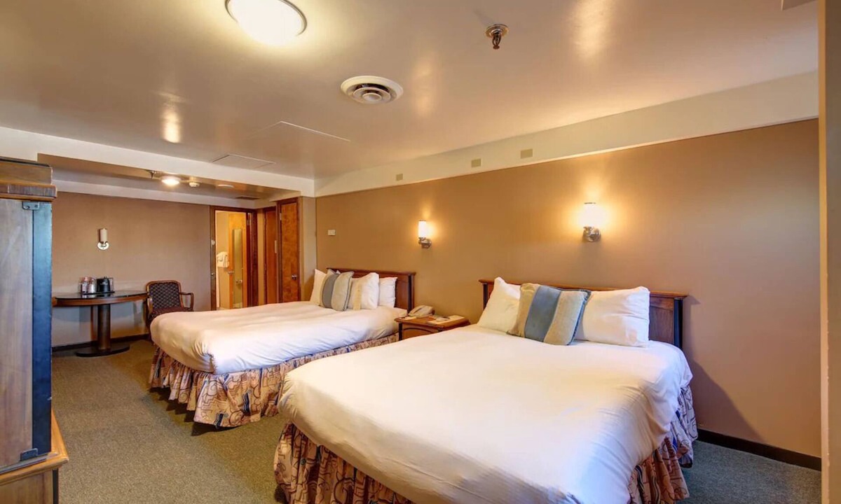 Harbor Hotel | Sail to Comfort! 4 Historic Units, Pets Allowed, Close to Battleship Iowa Museum