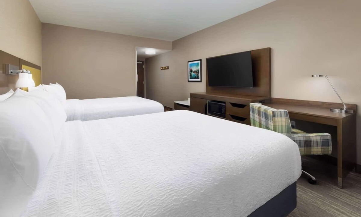 Oakhurst Hotel | Scenic Getaway with Breakfast, Pool & Hot Tub Close to Yosemite Trails | 3 Units
