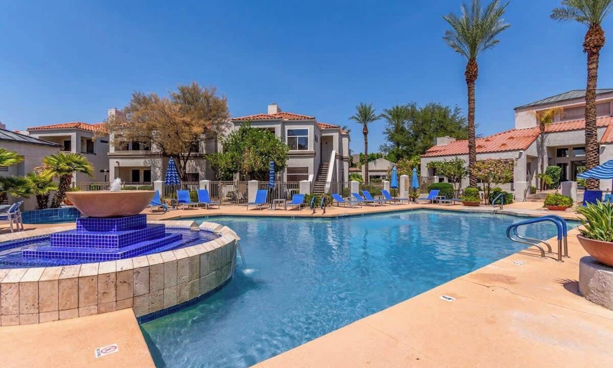 Central Scottsdale Condo | Scottsdale 2BR Condo w/Pool, Sauna, BBQ & More!