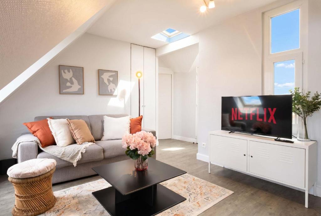 Saint-Merri Apartment | Sebastopol Chic Balcon & Parisian View