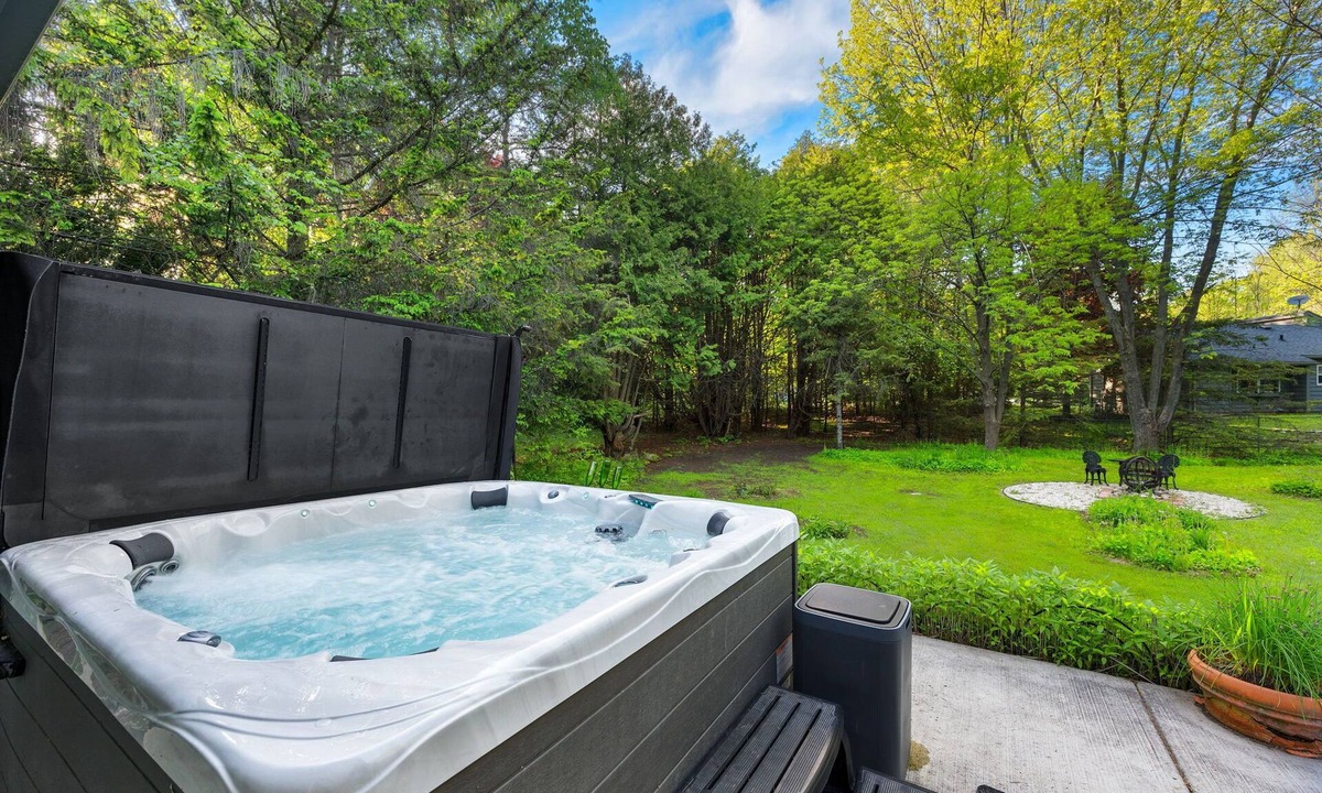 Sister Bay House | Secluded Home | Walk to Marina + GameRoom & HotTub