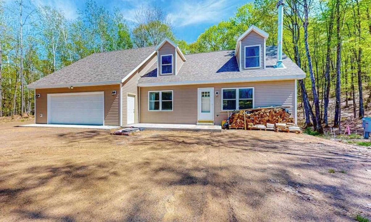 Land O Lakes House | Secluded retreat w/lake access, snowmobile/ATV trail, large garage & bunk room