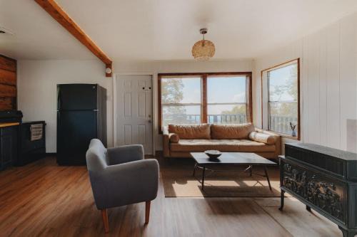 Dunlap House | Secluded rustic 2-bedroom cabin on nature retreat