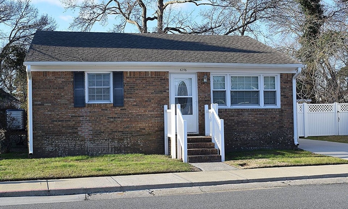Chincoteague Cottage | Sidewalk's End- Quiet Street, Close to Everything