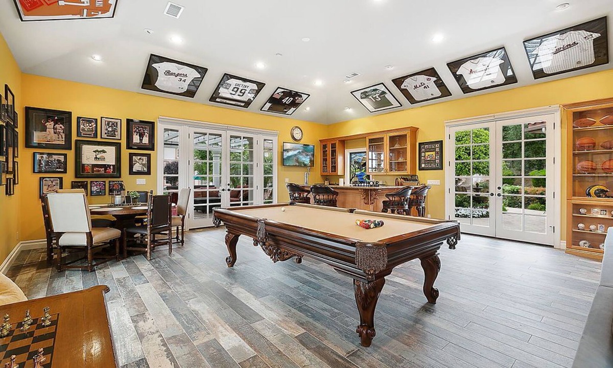 Simi Valley House | Simi Valley - Memorabilia Guest Retreat