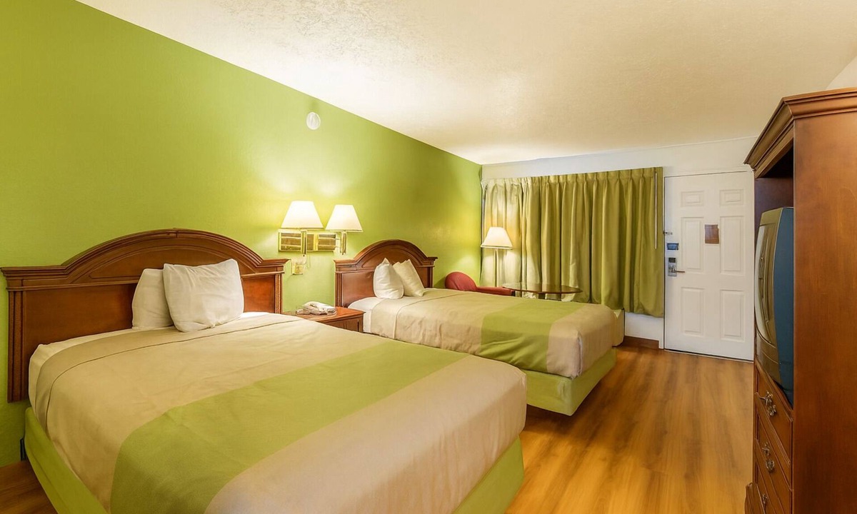 Edgewood Hotel | Simple Room w/Easy I-95 Access for Quick Stopovers