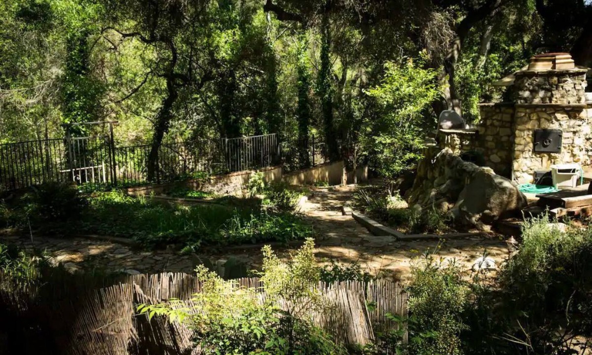 Ventura County House | Sisar Creek Sanctuary in Upper Ojai, at the trailhead to Santa Paula waterfalls
