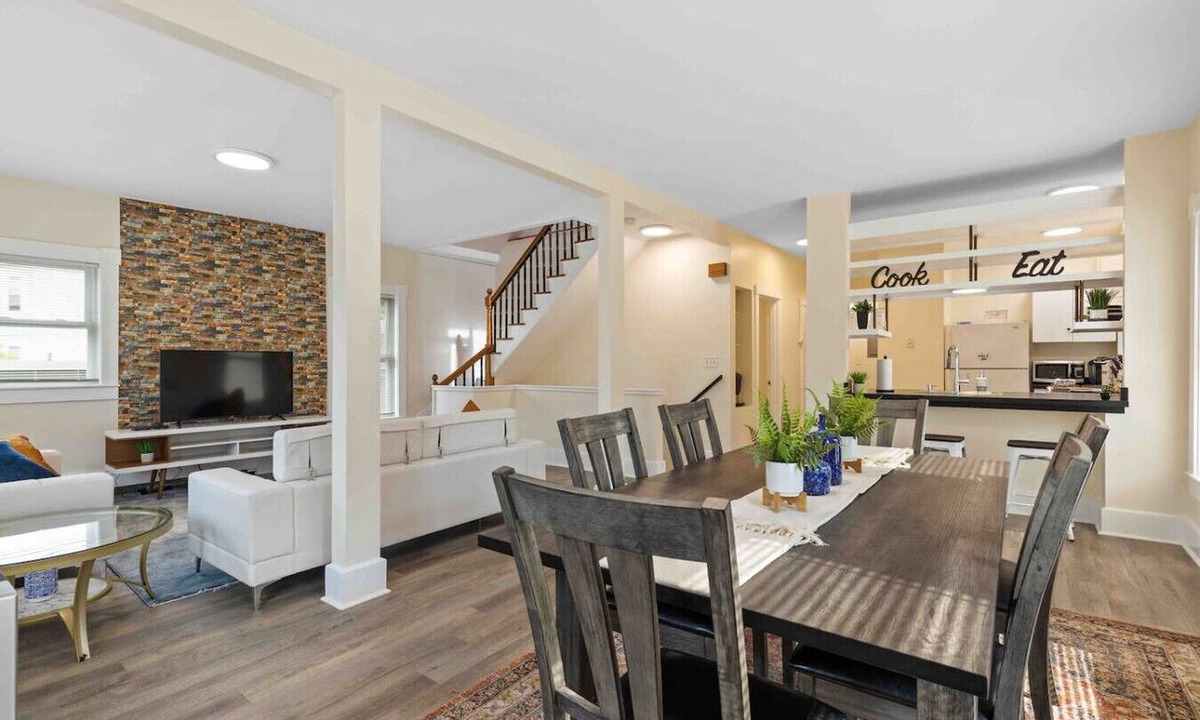 High Street Hill Apartment | Skyrise Two Stories - Centrally Located