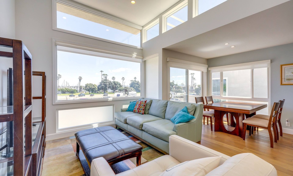 Hollywood House | Sleek Oxnard Townhouse w/Balconies: Walk to Beach
