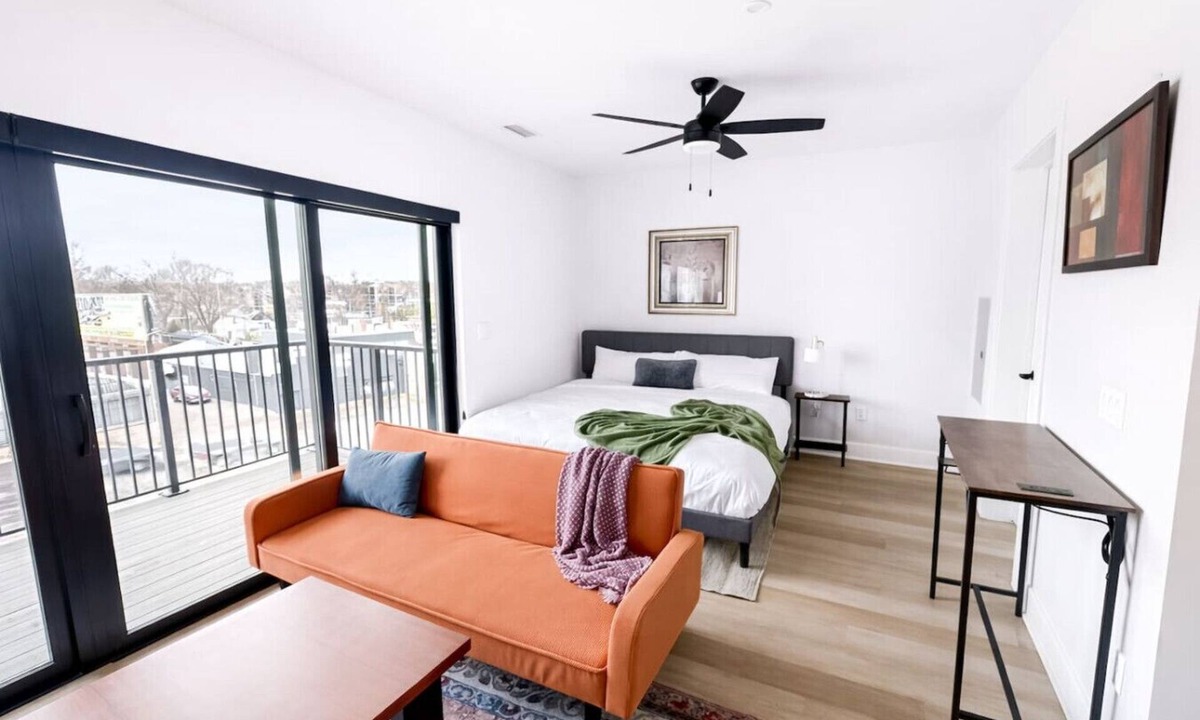 Dundee-Happy Hollow Historic District Apartment | Sleepover | Modern Studio + Gym/Sauna - Omaha