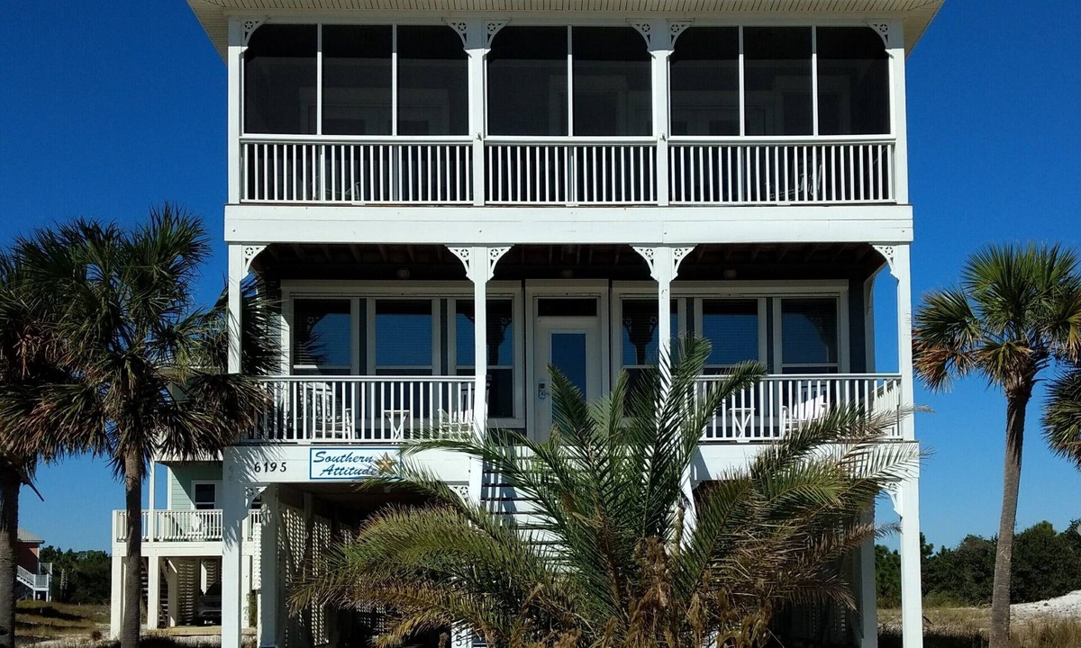 Morgantown House | Sleeps 10: 3 King/2 Bunk, Steps to Beach, Wagons & Beach Paraphernalia Included
