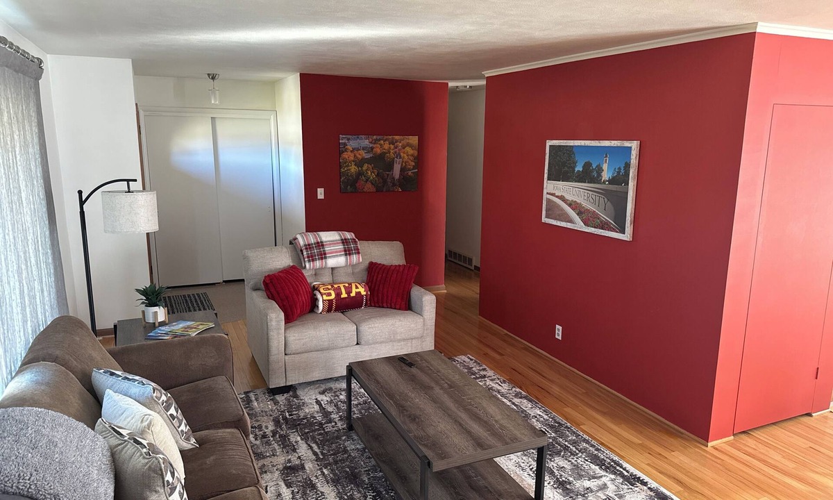 Ames House | Sleeps 10 - 5BR - Minutes to Campus - Next to Park, Golf, Shopping