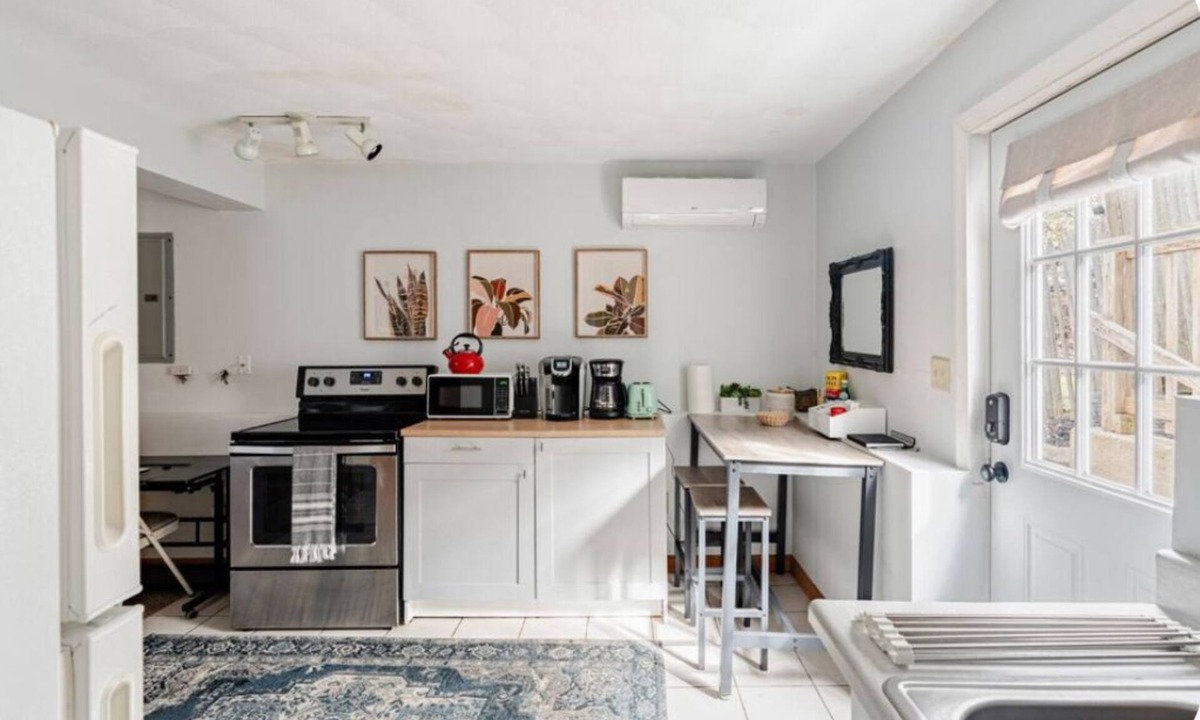 Beverly Apartment | Smoke FREE Studio- walk to beaches, downtown! 5 min drive to Historic Salem!