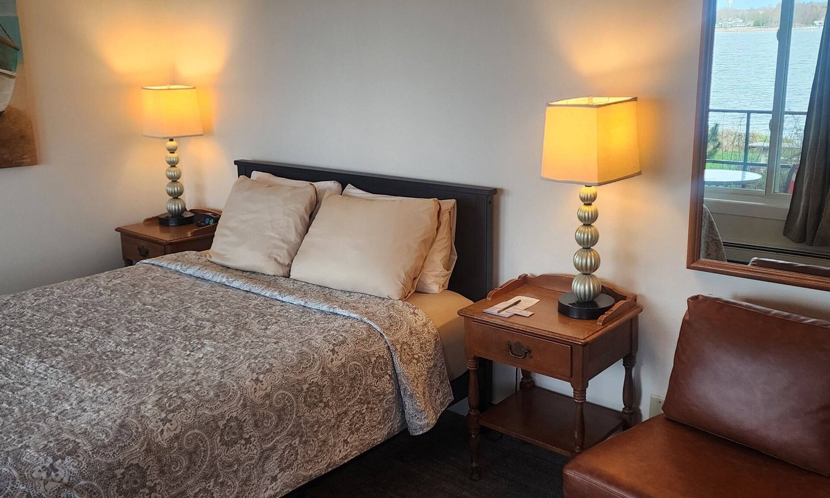 Sturgeon Bay Hotel | Snug Harbor Inn - Basic-Water 7 & 10