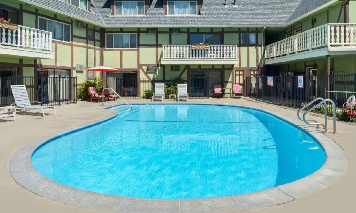 Solvang Hotel | Solvang Theaterfest Lodging! Continental Breakfast, Parking, Outdoor Pool!