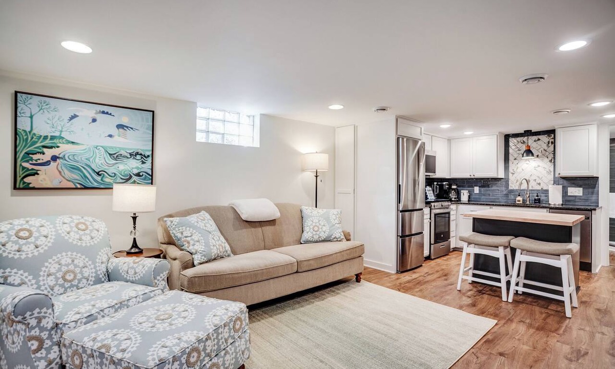 Diamond Lake Apartment | South Minneapolis with easy access to everything!
